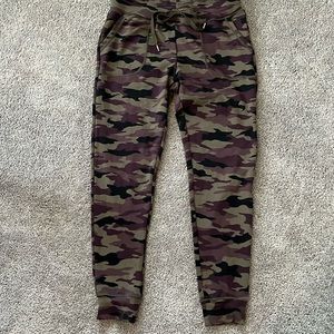 ZYIA Unwind Camo Joggers Size Medium